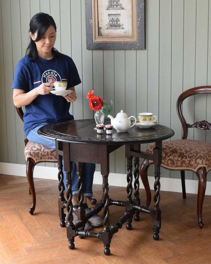 アンティークのテーブル　アンティーク家具　英国伝統のアンティーク家具、天板の彫刻が美しい伸張式のゲートレッグテーブル 。使い方に合わせて3通りで使えるアンティークの定番アンティーク家具の定番テーブルと言えばゲートレッグテーブル。(k-1919-f)