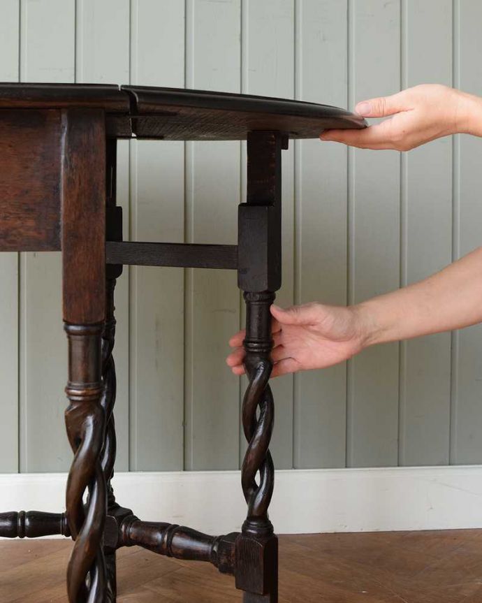 アンティークのテーブル　アンティーク家具　英国伝統のアンティーク家具、天板の彫刻が美しい伸張式のゲートレッグテーブル 。脚を引き出すだけであっという間ゲートのような形をした脚のテーブル。(k-1919-f)