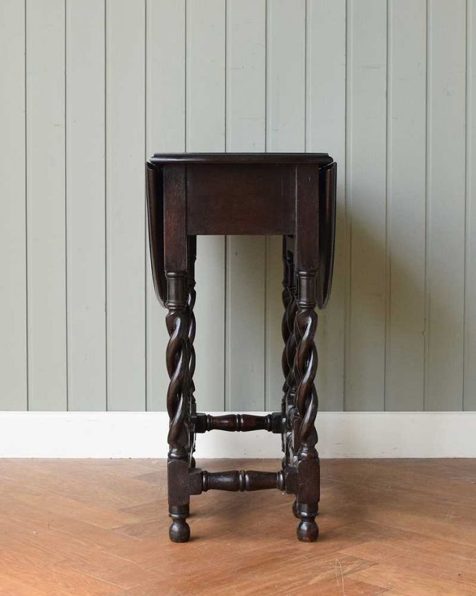アンティークのテーブル　アンティーク家具　英国伝統のアンティーク家具、天板の彫刻が美しい伸張式のゲートレッグテーブル 。意外にコンパクト昔、使わないとき壁にピタッと付けて収納出来るように作られたテーブル。(k-1919-f)