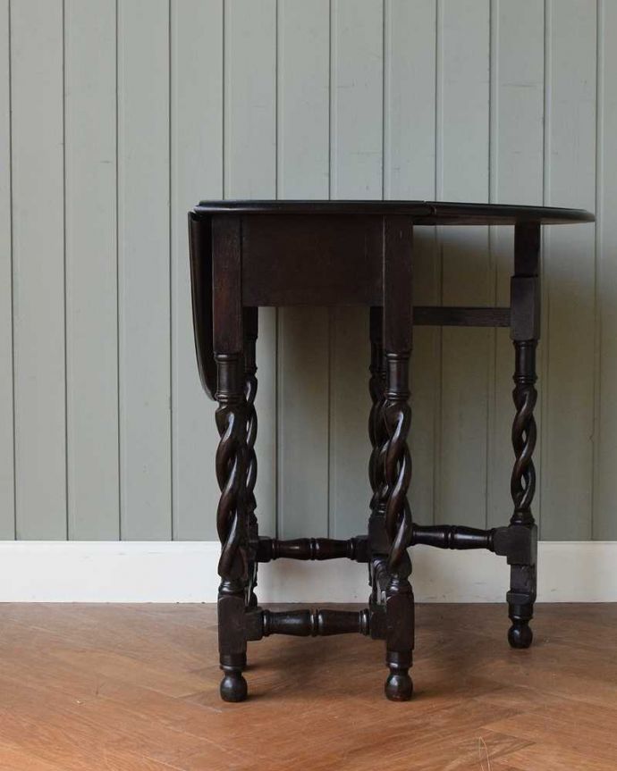 アンティークのテーブル　アンティーク家具　英国伝統のアンティーク家具、天板の彫刻が美しい伸張式のゲートレッグテーブル 。片方開くと････片方のリーフを開くとこんな感じ。(k-1919-f)