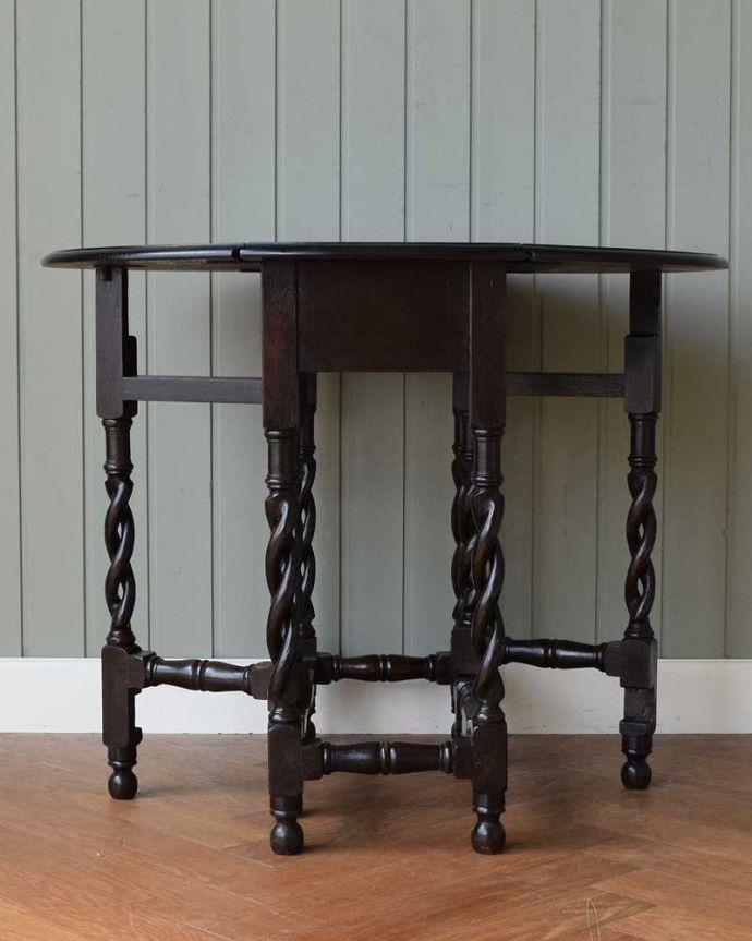 アンティークのテーブル　アンティーク家具　英国伝統のアンティーク家具、天板の彫刻が美しい伸張式のゲートレッグテーブル 。両方開けば大きなサイズゲートレッグテーブルはゲートが開くように作られた脚のデザインも印象的。(k-1919-f)