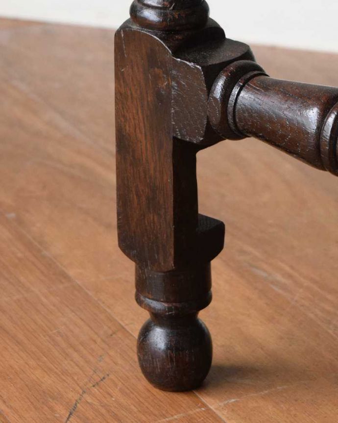 アンティークのテーブル　アンティーク家具　英国伝統のアンティーク家具、天板の彫刻が美しい伸張式のゲートレッグテーブル 。持ち上げなくても移動できます！Handleのアンティークは、脚の裏にフェルトキーパーをお付けしていますので、持ち上げなくても床を滑らせて移動させることが出来ます。(k-1919-f)