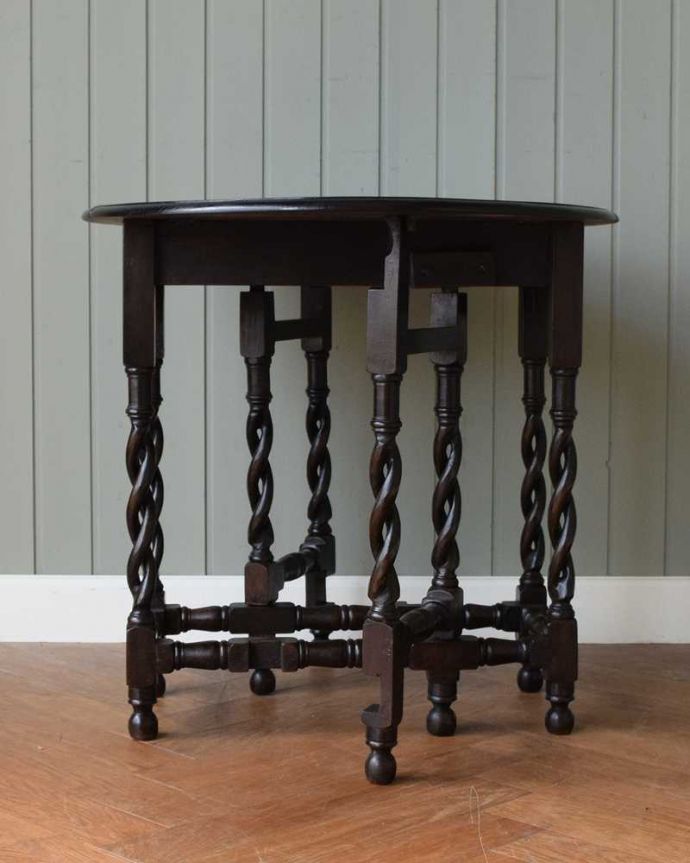 アンティークのテーブル　アンティーク家具　英国伝統のアンティーク家具、天板の彫刻が美しい伸張式のゲートレッグテーブル 。クルッと回転。(k-1919-f)