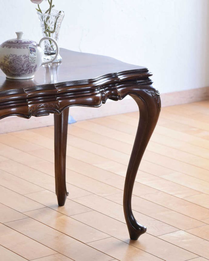 アンティークのテーブル　アンティーク家具　英国輸入のアンティーク家具、どこから見ても美しいウォルナット材のコーヒーテーブル。英国らしいデザインのうつくしさにうっとり･･･脚のデザインだけ見ても、アンティークらしさが感じられるんです。(k-1921-f)