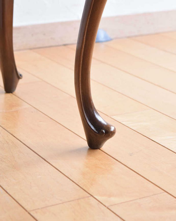 アンティークのテーブル　アンティーク家具　英国輸入のアンティーク家具、どこから見ても美しいウォルナット材のコーヒーテーブル。持ち上げなくても移動できます！Handleのアンティークは、脚の裏にフェルトキーパーをお付けしていますので、床を滑らせてれば移動が簡単です。(k-1921-f)