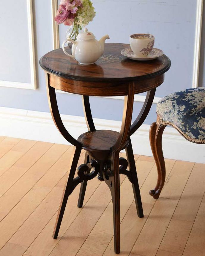 アンティークのテーブル　アンティーク家具　1900年代英国アンティークオケージョナルテーブル、木目の美しいローズウッド材の家具。上品で優雅なアンティーク凛とした雰囲気が漂うアンティークらしい立ち姿のテーブル。(k-1922-f)