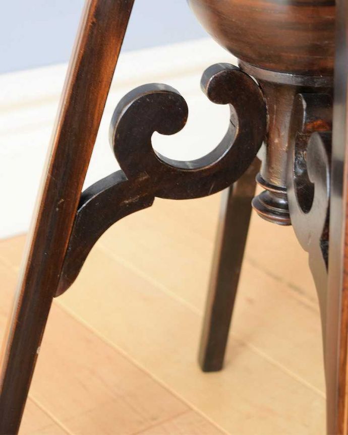 アンティークのテーブル　アンティーク家具　1900年代英国アンティークオケージョナルテーブル、木目の美しいローズウッド材の家具。うっとりする美しさアンティークだから手に入る美しい彫。(k-1922-f)