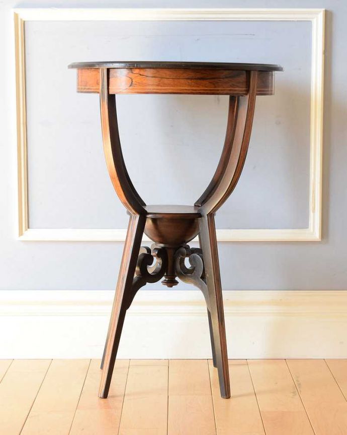 アンティークのテーブル　アンティーク家具　1900年代英国アンティークオケージョナルテーブル、木目の美しいローズウッド材の家具。クルッと回転。(k-1922-f)