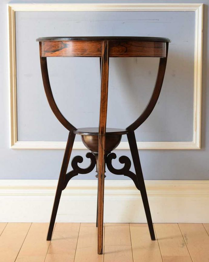 アンティークのテーブル　アンティーク家具　1900年代英国アンティークオケージョナルテーブル、木目の美しいローズウッド材の家具。こちら側も、もちろんキレイです！アンティークは新品ではないので、もちろん経年変化によるキズはありますが、専門の職人がキレイにお直しをしているので、どの角度から見てもキレイです。(k-1922-f)
