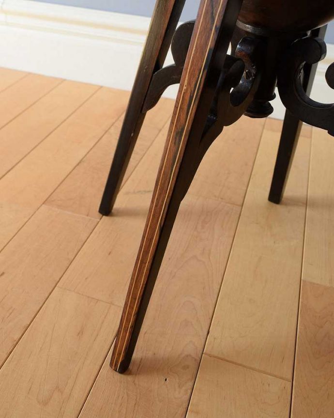 アンティークのテーブル　アンティーク家具　1900年代英国アンティークオケージョナルテーブル、木目の美しいローズウッド材の家具。持ち上げなくても移動できます！Handleのアンティークは、脚の裏にフェルトキーパーをお付けしていますので、床を滑らせてれば移動が簡単です。(k-1922-f)