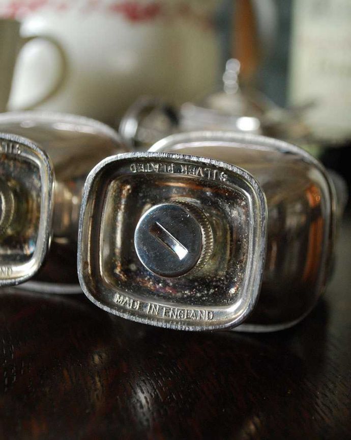 アンティーク シルバー製　アンティーク雑貨　英国の銀雑貨、アンティークシルバーのスパイスボトル＆シュガーポットセット。調印が残っていました。(k-1922-z)
