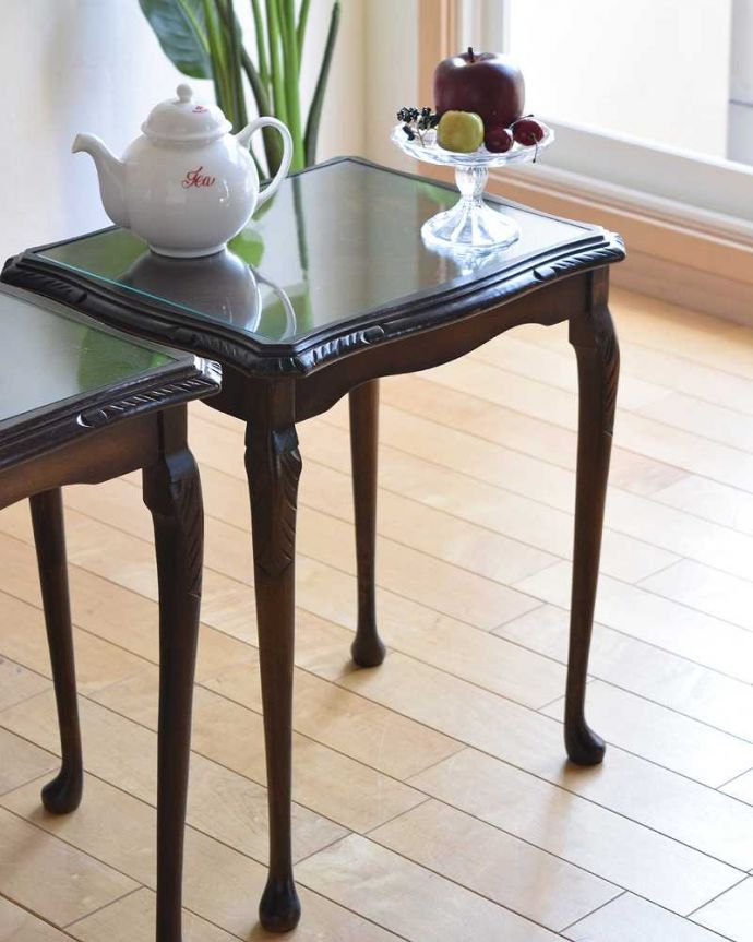 アンティークのテーブル　アンティーク家具　マホガニー材の英国アンティーク家具、ガラス天板のネストテーブル 。一緒でも、バラバラでも使い方は自由自在のアンティーク。(k-1923-f)