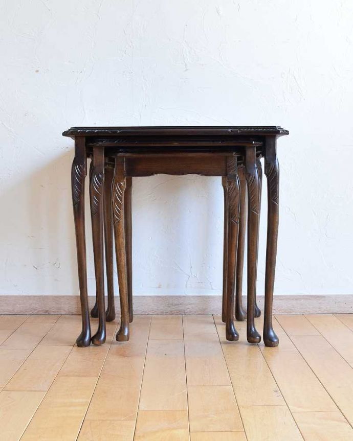 アンティークのテーブル　アンティーク家具　マホガニー材の英国アンティーク家具、ガラス天板のネストテーブル 。横から見てみると･･･お揃いの脚が3つがキレイに重なって、とっても美しい横顔。(k-1923-f)