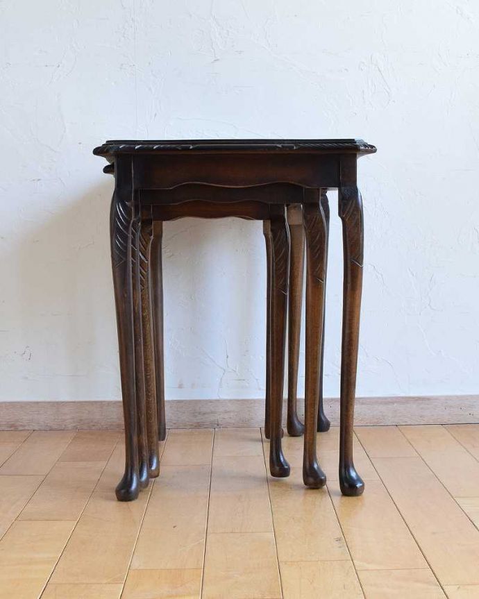 アンティークのテーブル　アンティーク家具　マホガニー材の英国アンティーク家具、ガラス天板のネストテーブル 。見る角度によって見え方が違います。(k-1923-f)