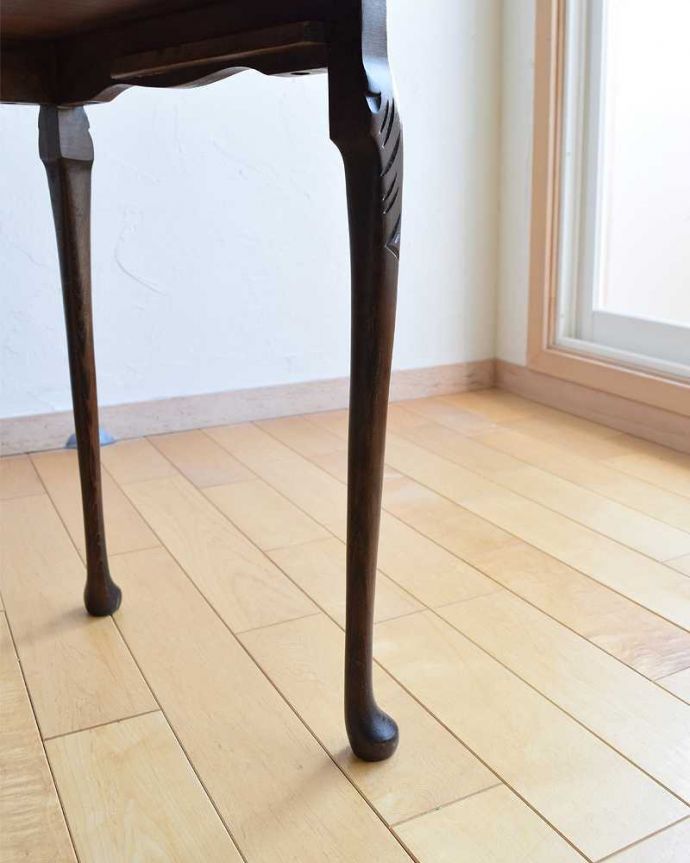 アンティークのテーブル　アンティーク家具　マホガニー材の英国アンティーク家具、ガラス天板のネストテーブル 。持ち上げなくても移動できます！Handleのアンティークは、脚の裏にフェルトキーパーをお付けしていますので、床を滑らせてれば移動が簡単です。(k-1923-f)