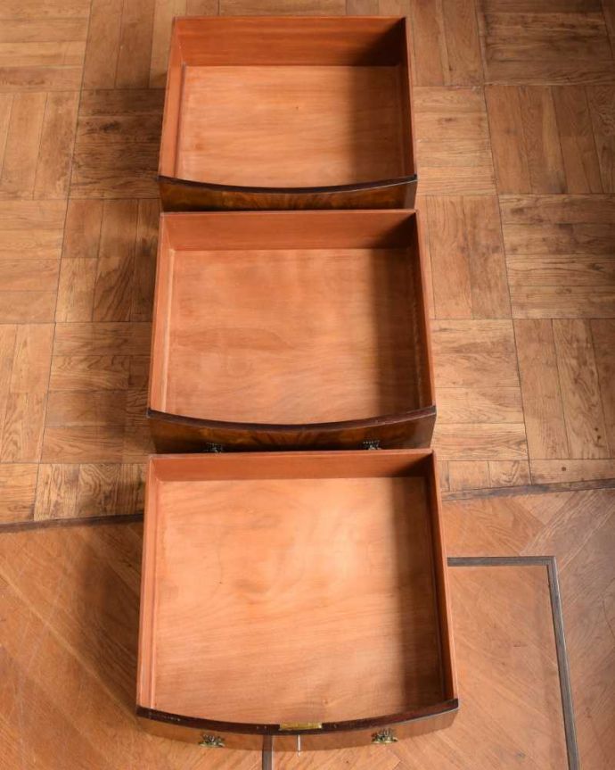 サイドボード　アンティーク家具　アンティーク英国輸入家具、曲線が美しいサイドボードキャビネット(マホガニー材)。引き出しの中もキレイに修復しましたもともとカトラリーを入れて使っていた引き出し。(k-1924-f)