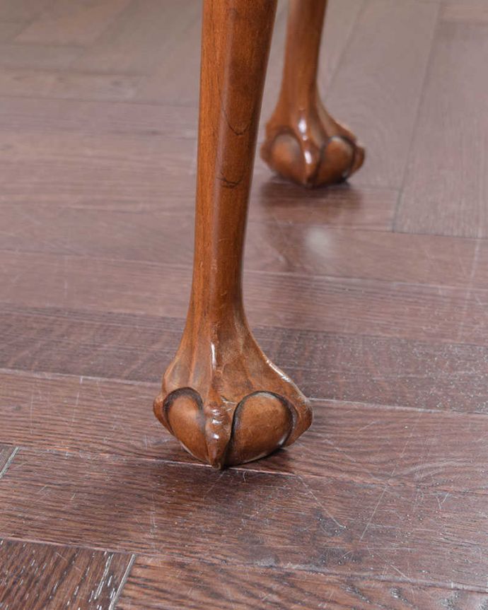 アンティークのテーブル　アンティーク家具　イギリスのアンティーク家具、脚の装飾の美しいコーヒーテーブル (マホガニー材)。持ち上げなくても移動できます！Handleのアンティークは、脚の裏にフェルトキーパーをお付けしていますので、床を滑らせてれば移動が簡単です。(k-1926-f)