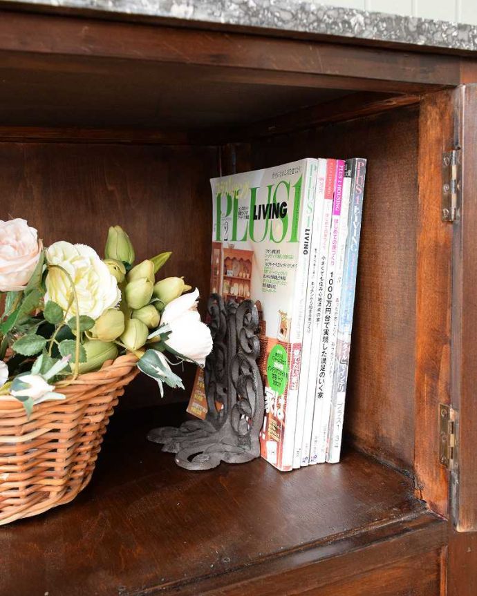 サイドボード　アンティーク家具　英国のアンティーク家具、お花模様のタイルがキレイなウォッシュスタンド。雑誌も収納出来る実力派A4サイズの雑誌も立てて収納できるから、いろんな場所で便利に使って下さい。(k-1928-f)