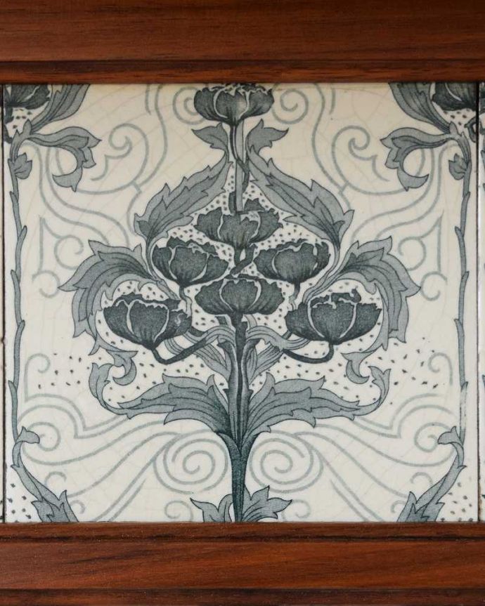 サイドボード　アンティーク家具　英国輸入のアンティーク家具 、大人色のお花のタイルが付いたウォッシュスタンド。アンティークだけが持つ独特の風合い美しい模様のアンティークタイルにうっとり･･･年月を経たアンティークタイルだけが持つ魅力を楽しんでください。(k-1930-f)