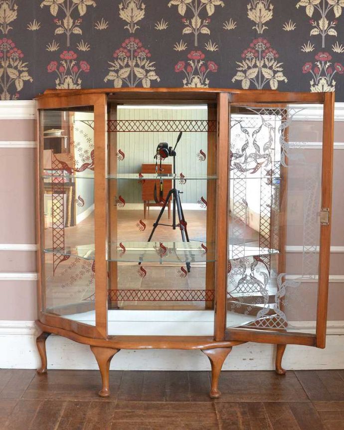 アンティークのキャビネット　アンティーク家具　シルバーの美しい模様を描いた扉付きのアンティークガラスキャビネット（飾り棚）。ミラーの効果で、なんだか大きく見えます背板の鏡にキャビネット自身が映し出されて、まるで丸い形のキャビネットに見えちゃうんです。(k-1931-f)