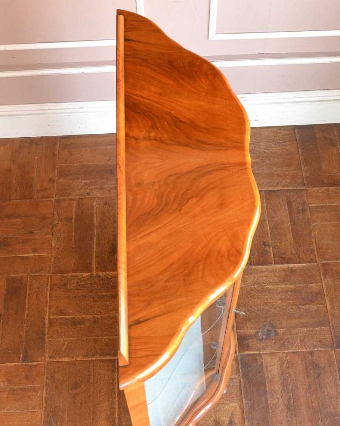 アンティークのキャビネット　アンティーク家具　シルバーの美しい模様を描いた扉付きのアンティークガラスキャビネット（飾り棚）。上から見るとよく分かるキャビネットの形全体の形はこんな感じです。(k-1931-f)