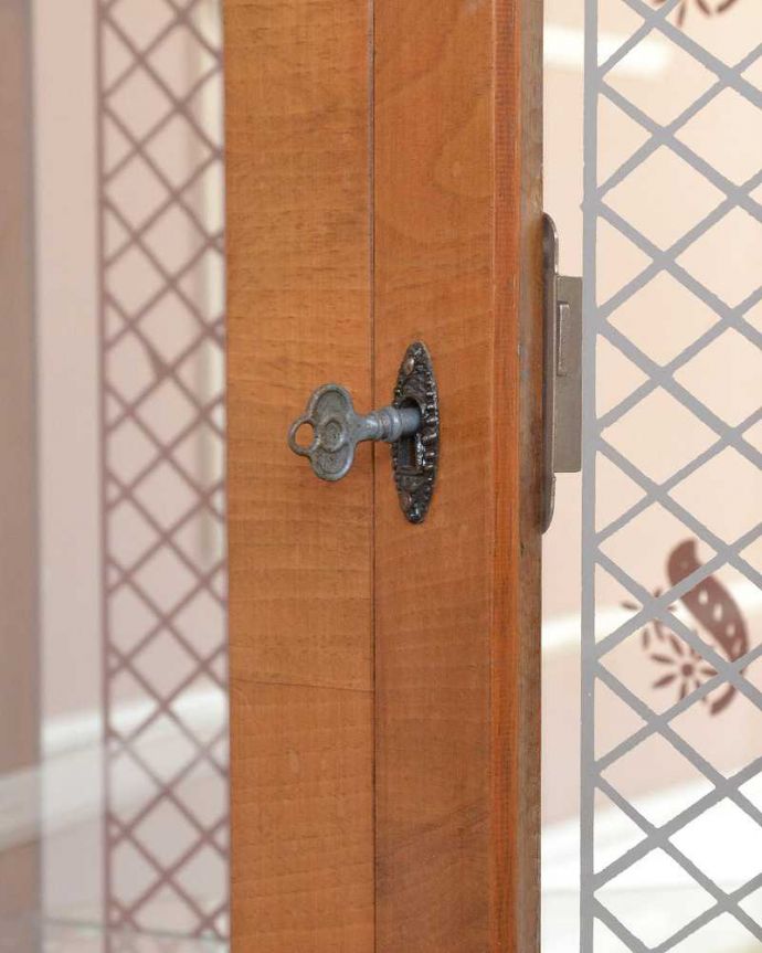 アンティークのキャビネット　アンティーク家具　シルバーの美しい模様を描いた扉付きのアンティークガラスキャビネット（飾り棚）。開ける度にワクワクする取っ手鍵が取っ手になっているので、中を開ける度にまるで宝箱を開ける気分です。(k-1931-f)