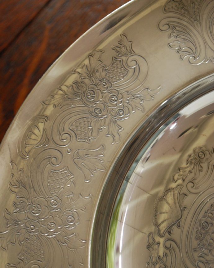 アンティーク 真鍮の雑貨　アンティーク雑貨　繊細な模様が美しい英国の銀食器、アンティークシルバーのコンポート（トレイ）。アンティークのため、多少の欠け・傷がある場合がありますが、使用上問題はありませんので、ご了承下さい。(k-1933-z)