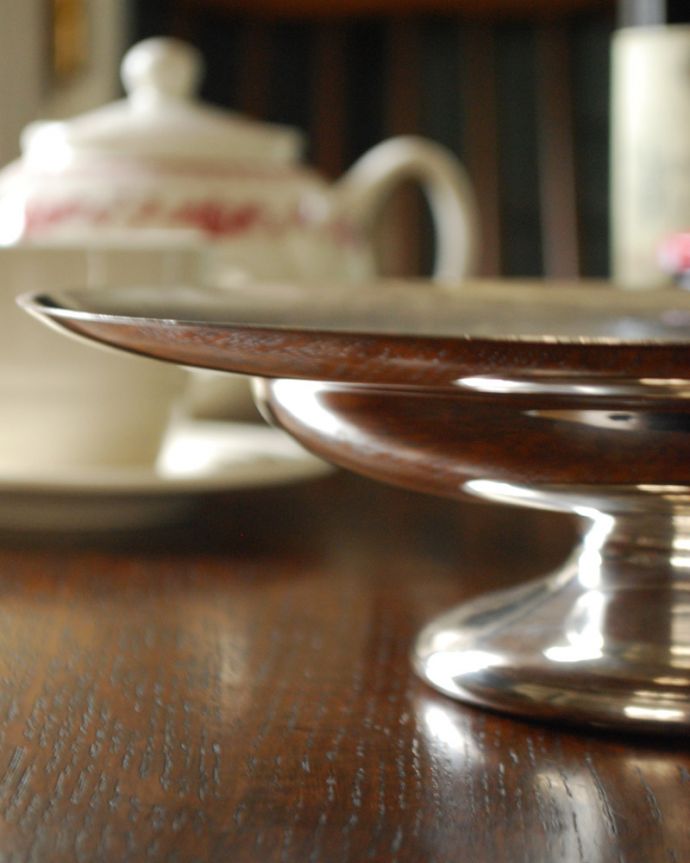 アンティーク 真鍮の雑貨　アンティーク雑貨　繊細な模様が美しい英国の銀食器、アンティークシルバーのコンポート（トレイ）。スタイリッシュな脚がついています。(k-1933-z)
