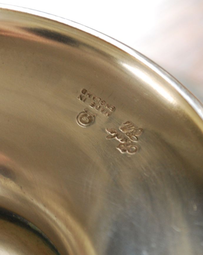 アンティーク 真鍮の雑貨　アンティーク雑貨　繊細な模様が美しい英国の銀食器、アンティークシルバーのコンポート（トレイ）。調印が残っていました。(k-1933-z)