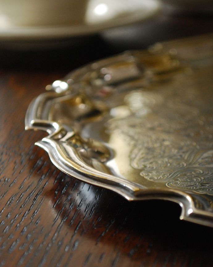 アンティーク シルバー製　アンティーク雑貨　英国輸入の銀雑貨、アンティークシルバーのサルヴァ（銀盆）。縁どりも優雅なラインです。(k-1934-z)