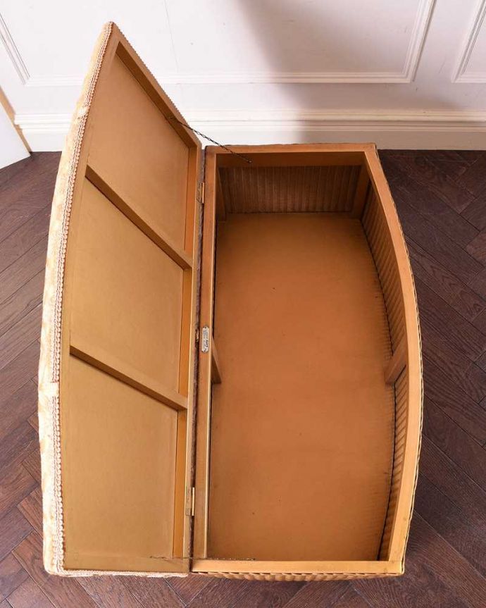 ロイドルームボックス　アンティーク家具　イギリス輸入のアンティーク家具、便利なロイドルームボックスチェア（ベンチボックス）。フタを開くと･･･中はとってもキレイに仕上げたので、リビングで散らかっている本やクッションブランケットはもちろん、ゴミ箱としても使えます。(k-1936-f)