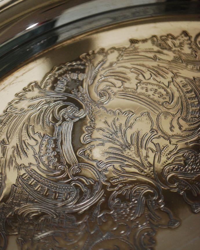アンティーク シルバー製　アンティーク雑貨　繊細な装飾にうっとり・・・英国のアンティーク雑貨、シルバープレート（プレート）。繊細で美しい装飾がたっぷり入っています。(k-1936-z)