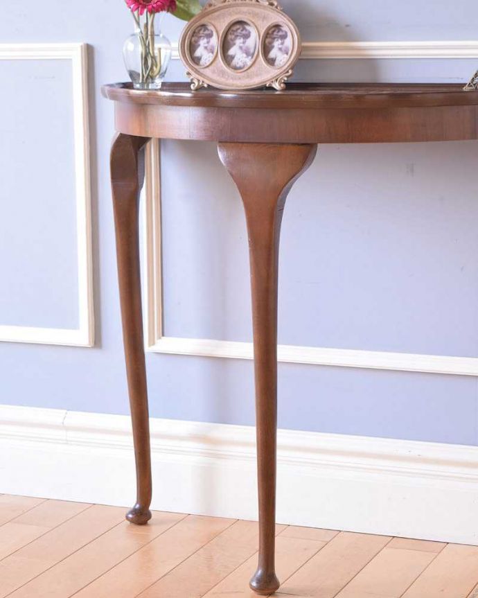 アンティークのテーブル　アンティーク家具　英国輸入のアンティーク家具、ウォルナット材のコンソールテーブル。美しいデザインが印象的実用性を求めない見せ場を作ってくれるコンソールは、何より見た目が重要。(k-1940-f)