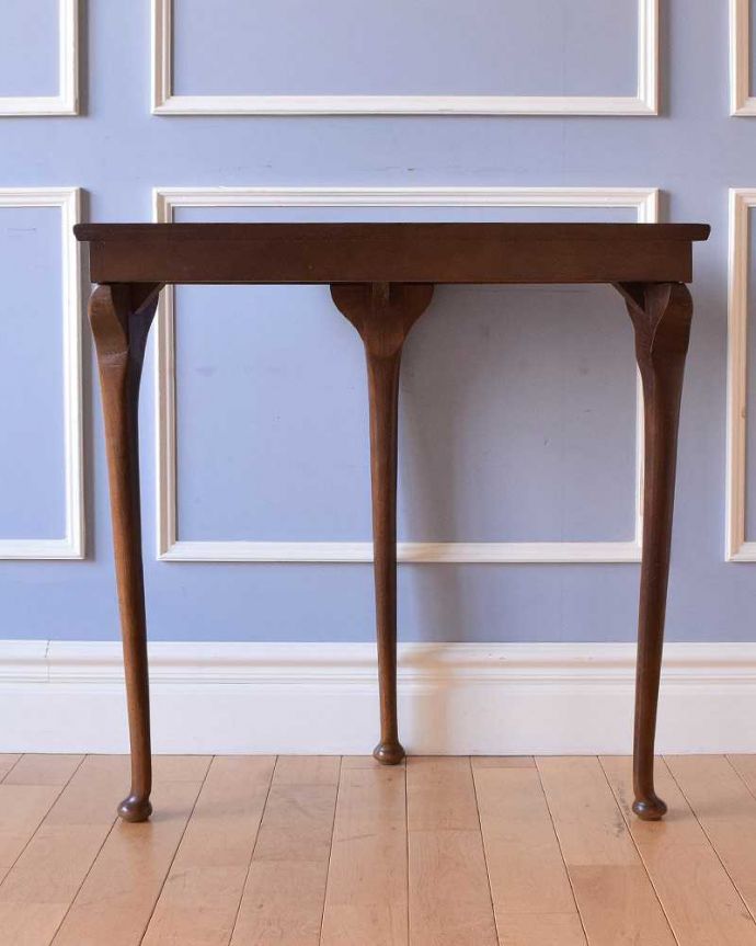 アンティークのテーブル　アンティーク家具　英国輸入のアンティーク家具、ウォルナット材のコンソールテーブル。後ろ姿にも自信があります。(k-1940-f)