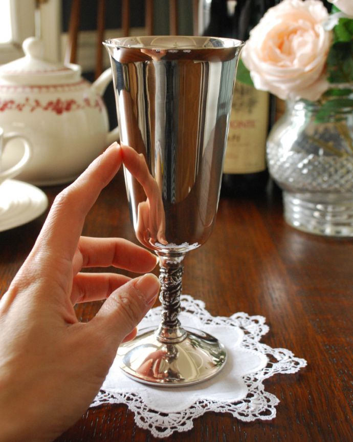 アンティーク 真鍮の雑貨　アンティーク雑貨　英国アンティークの銀食器、アンティークシルバーのワインカップ(ゴブレット)。ワインカップ以外にも、フラワーベースにもオススメです。(k-1942-z)