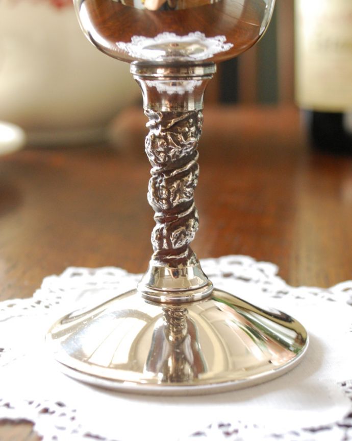 アンティーク 真鍮の雑貨　アンティーク雑貨　英国アンティークの銀食器、アンティークシルバーのワインカップ(ゴブレット)。高級感もあって上品なアンティークの装飾。(k-1942-z)