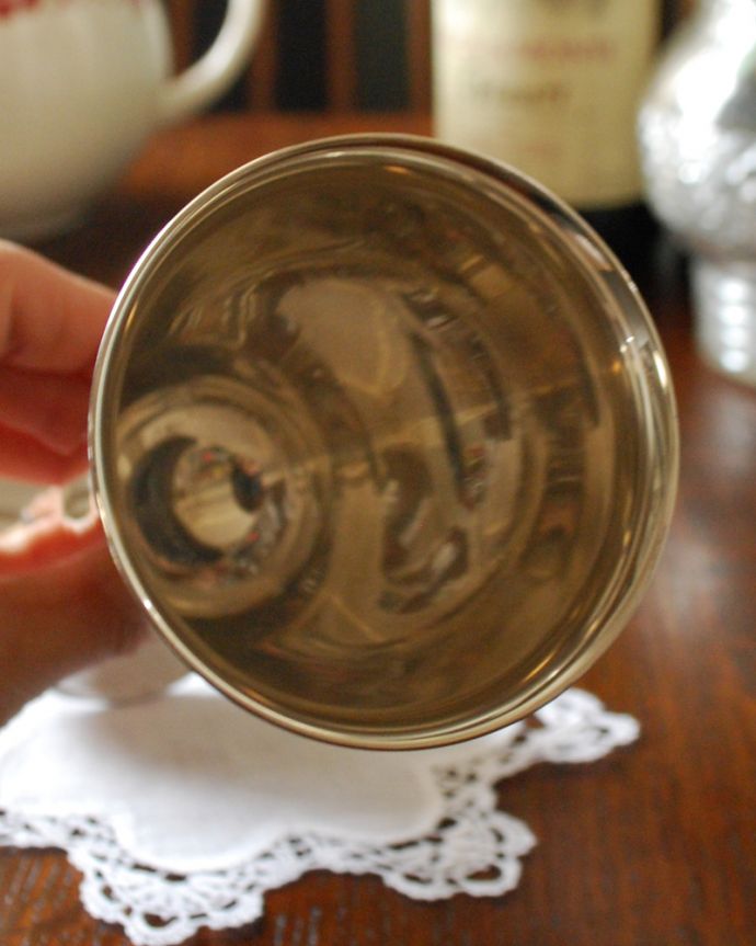 アンティーク 真鍮の雑貨　アンティーク雑貨　英国アンティークの銀食器、アンティークシルバーのワインカップ(ゴブレット)。アンティークのため、多少の汚れ・傷がある場合がありますが、使用上問題はありませんので、ご了承下さい。(k-1942-z)