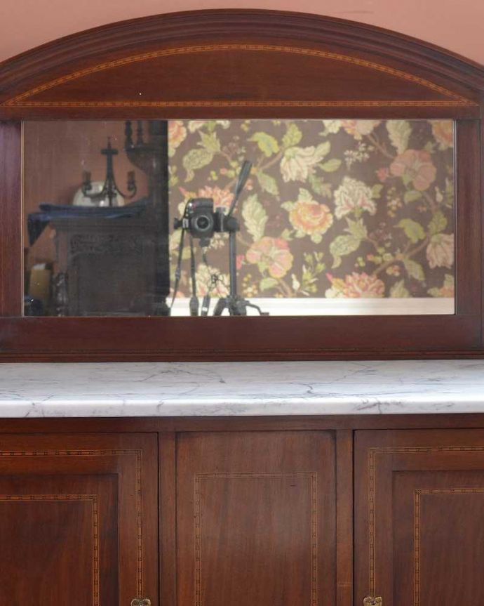 サイドボード　アンティーク家具　マホガニー材でつくられたイギリスからのアンティークウォッシュスタンド。キラッと輝くアンティークのミラーアンティークの鏡はとても分厚いのでカッティングがキレイです。(k-1943-f)