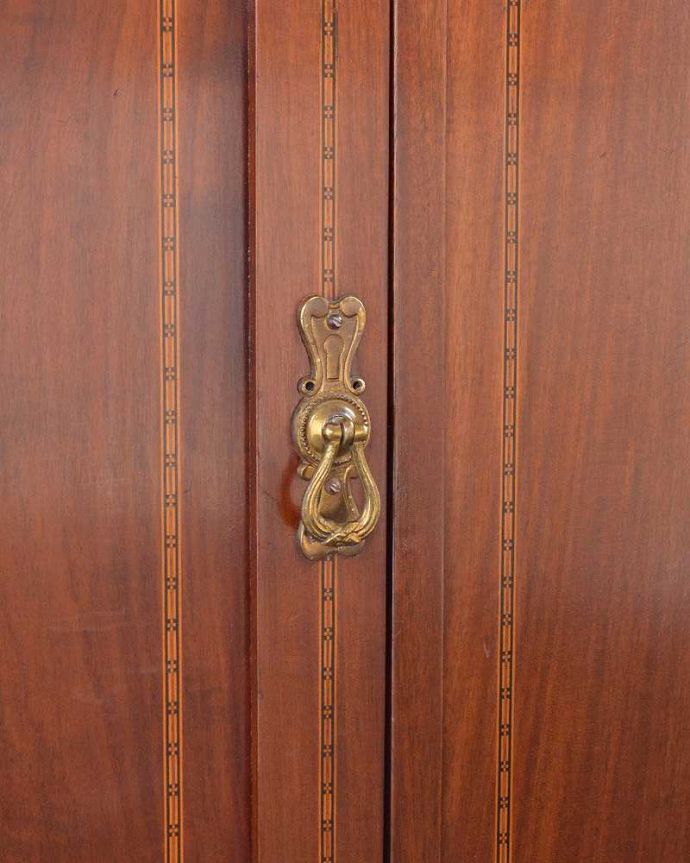 サイドボード　アンティーク家具　マホガニー材でつくられたイギリスからのアンティークウォッシュスタンド。扉の取っ手もステキアンティークらしい素敵なデザインが魅力。(k-1943-f)