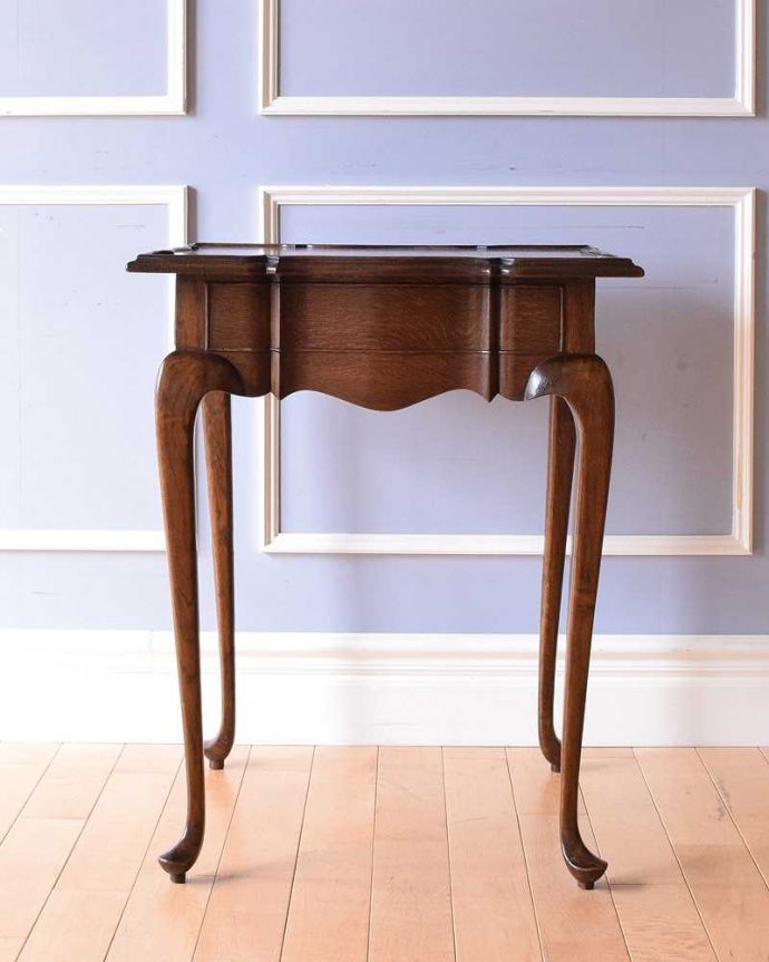 アンティークのテーブル　アンティーク家具　華やかな天板のカッティングが美しい、引出し付きのアンティークオケージョナルテーブル。横から見ると･･･スッキリと伸びた美しい脚。(k-1948-f)