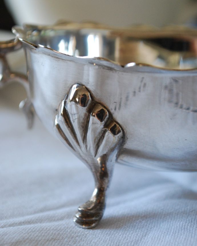 アンティーク シルバー製　アンティーク雑貨　英国の銀食器、シルバープレートのアンティーソースボート。脚にも美しい装飾が付いています。(k-1948-z)
