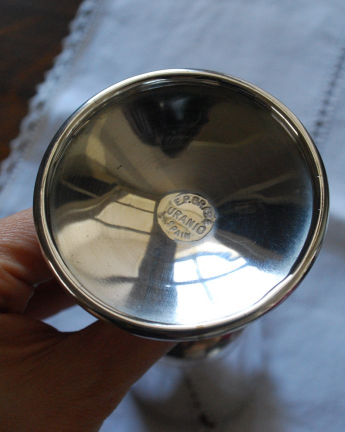 アンティーク 真鍮の雑貨　アンティーク雑貨　英国アンティークの銀食器、アンティークシルバーのワインカップ(ゴブレット) 。底に調印が残っていました。(k-1952-z)