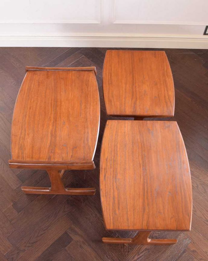 G-PLAN(Gプラン)　アンティーク家具　３つのテーブルがセットで届く！便利なG-PLANのアンティークネストテーブル。3つを並べて上から見てみましょうHandleではアンティーク家具専門の職人が見えない場所にもこだわっています。(k-1956-f)