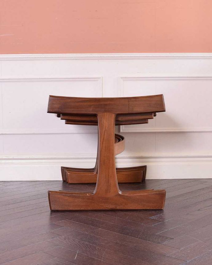 G-PLAN(Gプラン)　アンティーク家具　３つのテーブルがセットで届く！便利なG-PLANのアンティークネストテーブル。横から見てみると･･･3つがキレイに重なって、さらにスッキリとカッコイイ姿。(k-1956-f)