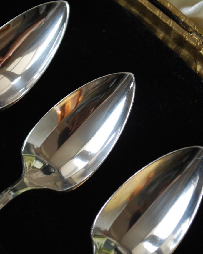 アンティーク 真鍮の雑貨　アンティーク雑貨　英国の銀食器、アンティークシルバーカトラリーのスプーンセット。さり気なくデザインされた上品なスプーンです。(k-1957-z)