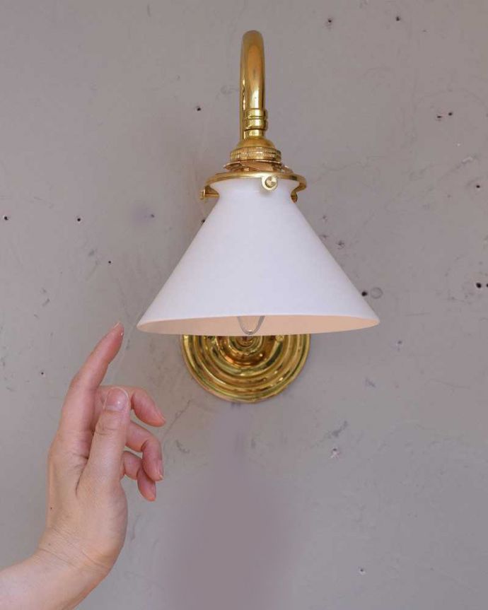 壁付けブラケット　照明・ライティング　アンティークの土台×ボーンチャイナシェードの壁付けランプ（Ｅ17シャンデリア球付）。ボーンチャイナのガラスからポッと優しい光が灯ります。(k-1958-z)