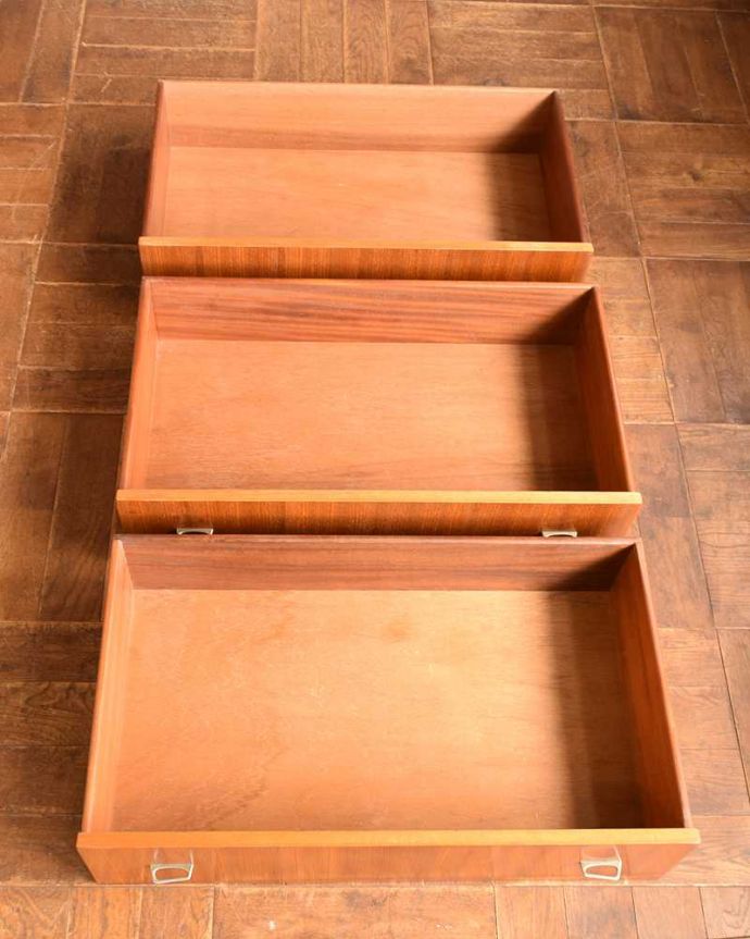 アンティークのチェスト　アンティーク家具　シンプルで使いやすいサイズ感！マッキントッシュのアンティークチェスト（３段）。引き出しの中もキレイに修復しました。(k-1960-f)