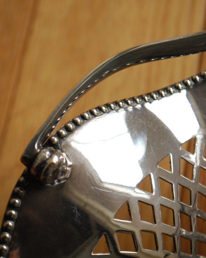 アンティーク シルバー製　アンティーク雑貨　英国の銀食器、アンティークシルバーの持ち手付きバスケット。縁取りも美しいデザイン。(k-1960-z)