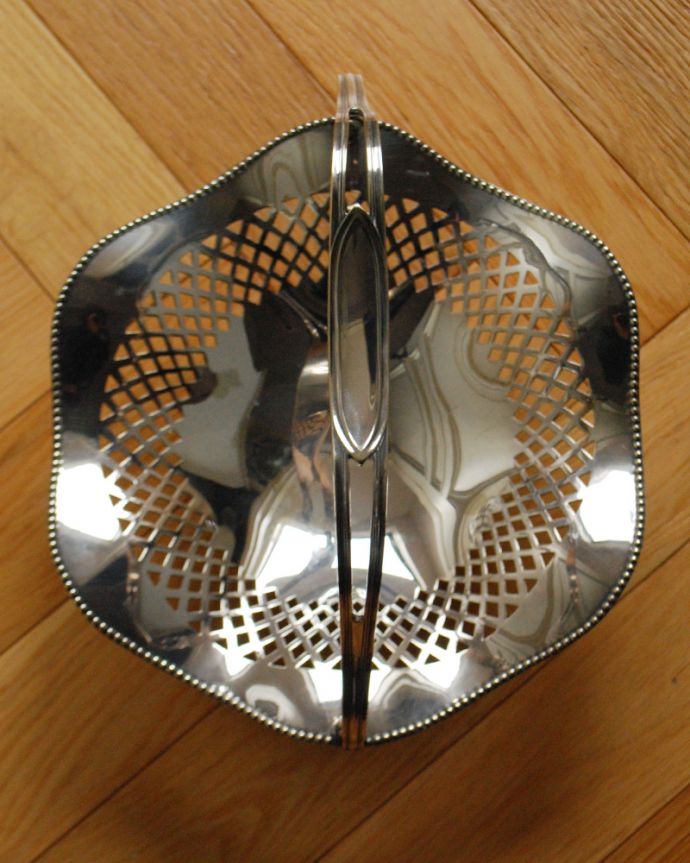 アンティーク シルバー製　アンティーク雑貨　英国の銀食器、アンティークシルバーの持ち手付きバスケット。持ち手付きなので、食卓やキッチンで使用する時にも持ち運びが簡単です。(k-1960-z)