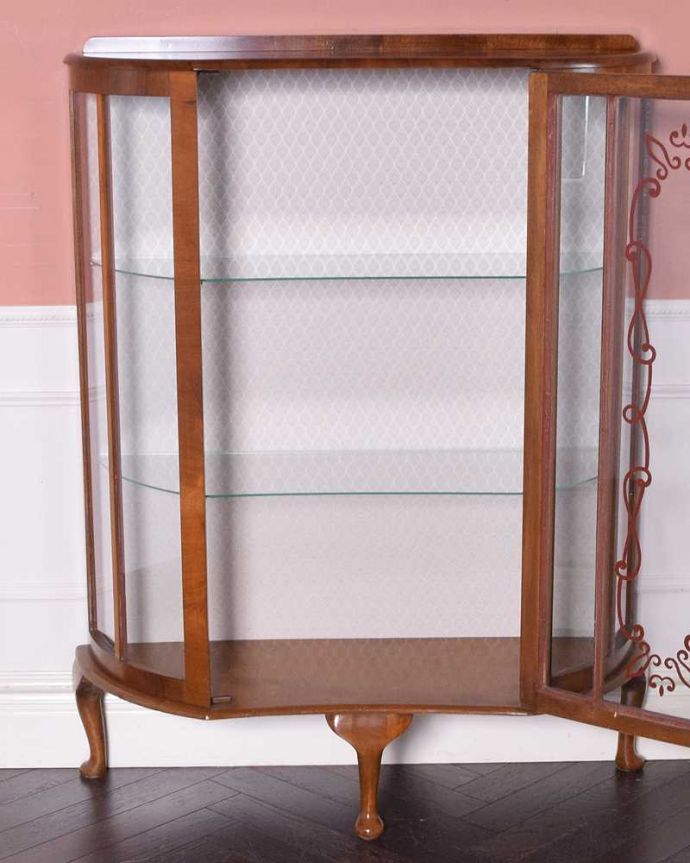 アンティークのキャビネット　アンティーク家具　美しい模様を描いた扉付きのアンティークガラスキャビネット（飾り棚） 。扉を開けて中を見てみると…背板は新しい生地に張り替えたので安心してお使い頂けます。(k-1962-f)
